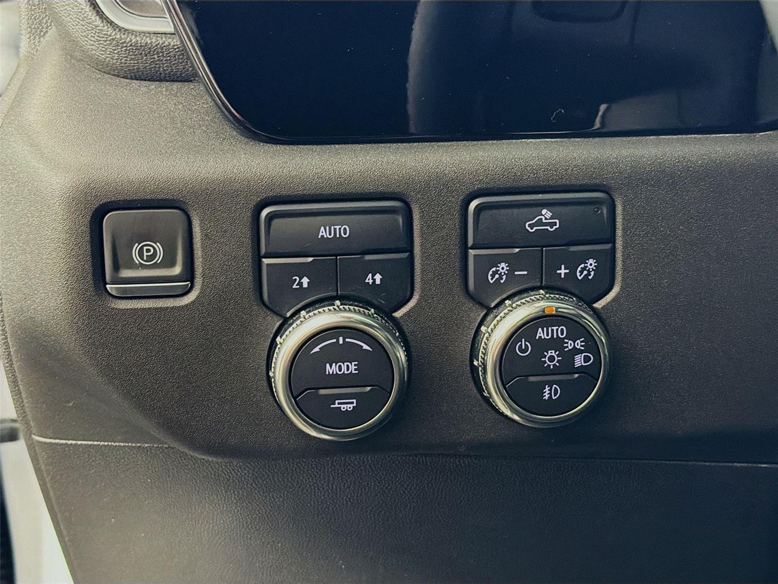 Used 2024 Summit White GMC Elevation image 10