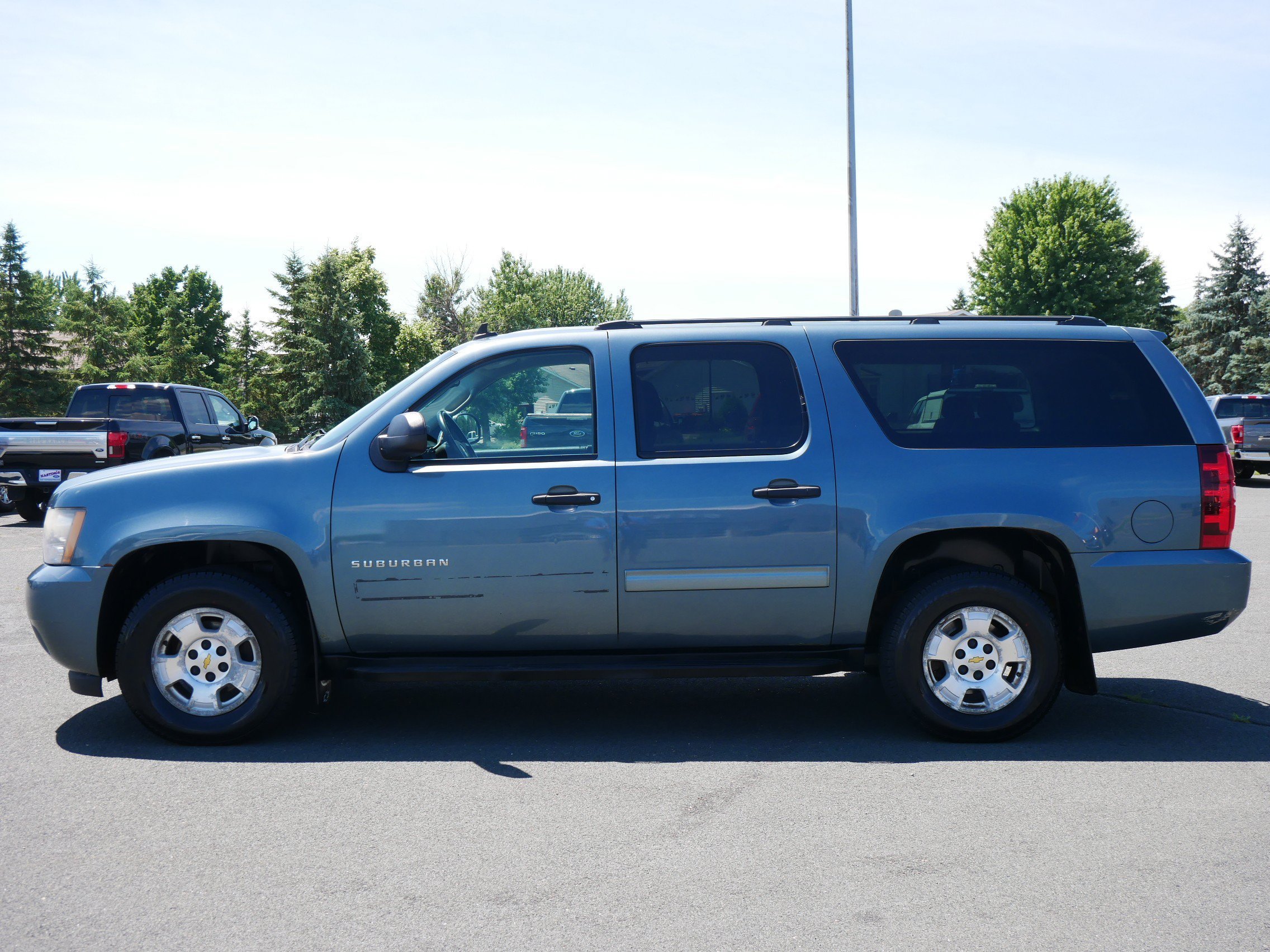 Used 2010 Chevrolet Suburban LS with VIN 1GNUKHE33AR224137 for sale in Hastings, Minnesota