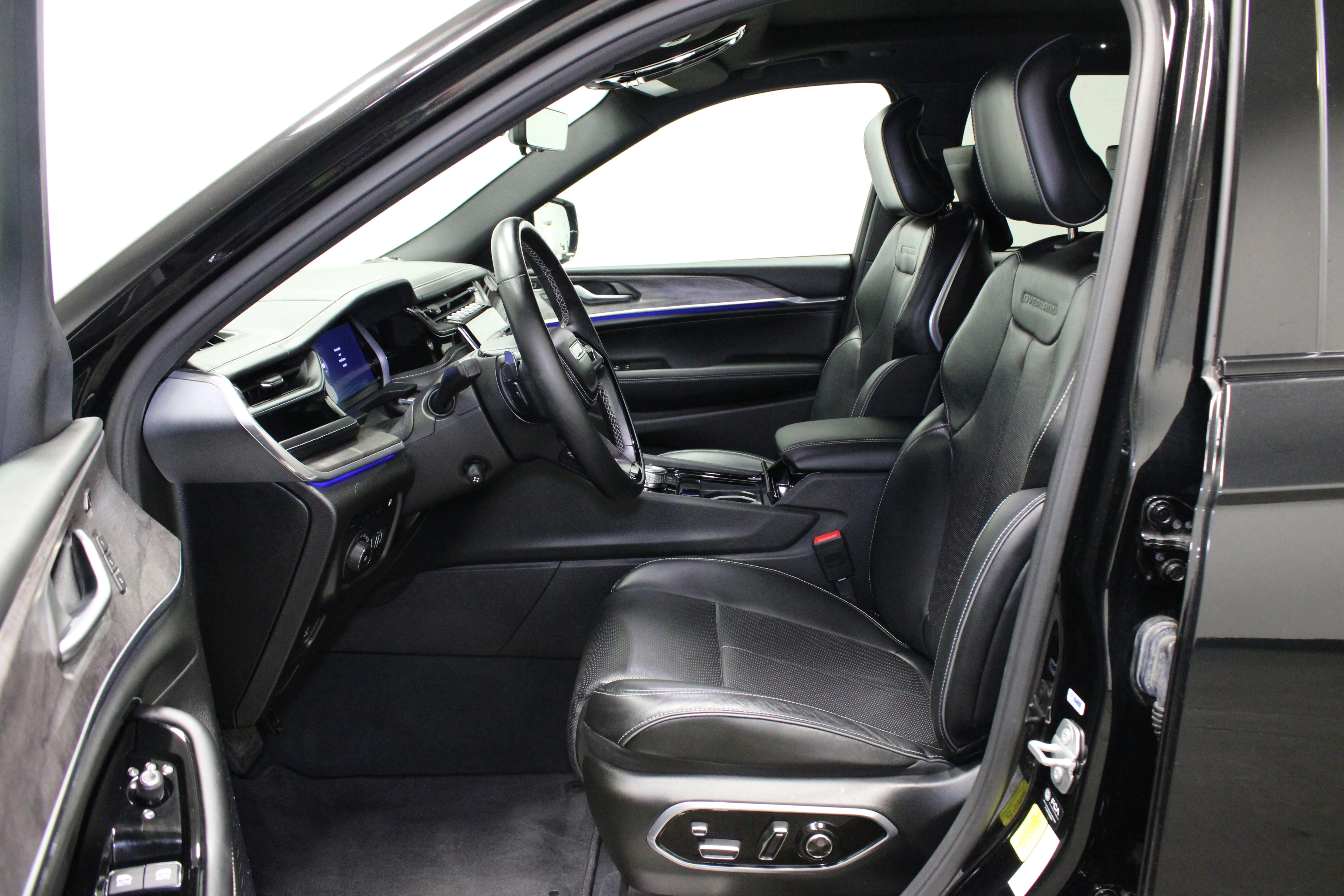 Used 2023 Diamond Black Crystal Pearlcoat Jeep Overland 4xe image 19