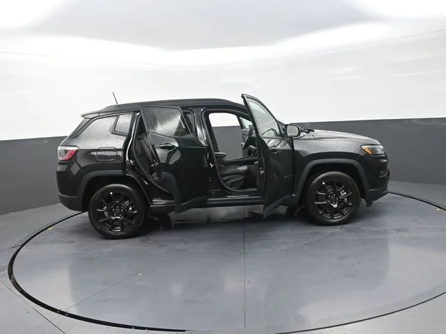 New 2026 Diamond Black Crystal Pearl-Coat Exterior Paint Jeep Latitude image 35