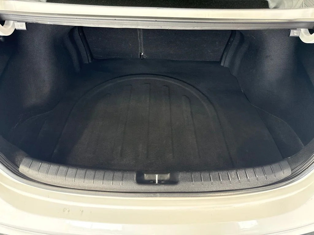 Used 2022 White Kia GT image 10