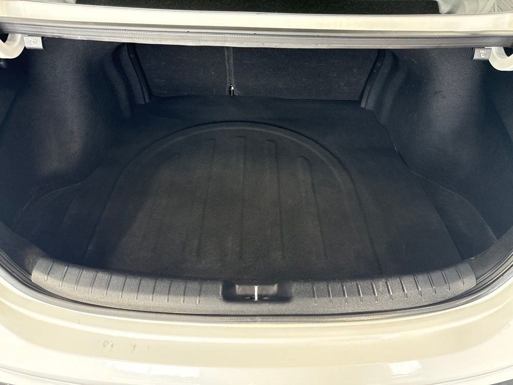 Used 2022 White Kia GT image 10