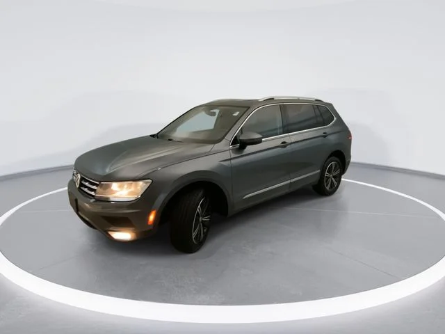 Used 2018 Gray Volkswagen 2.0T SEL image 2