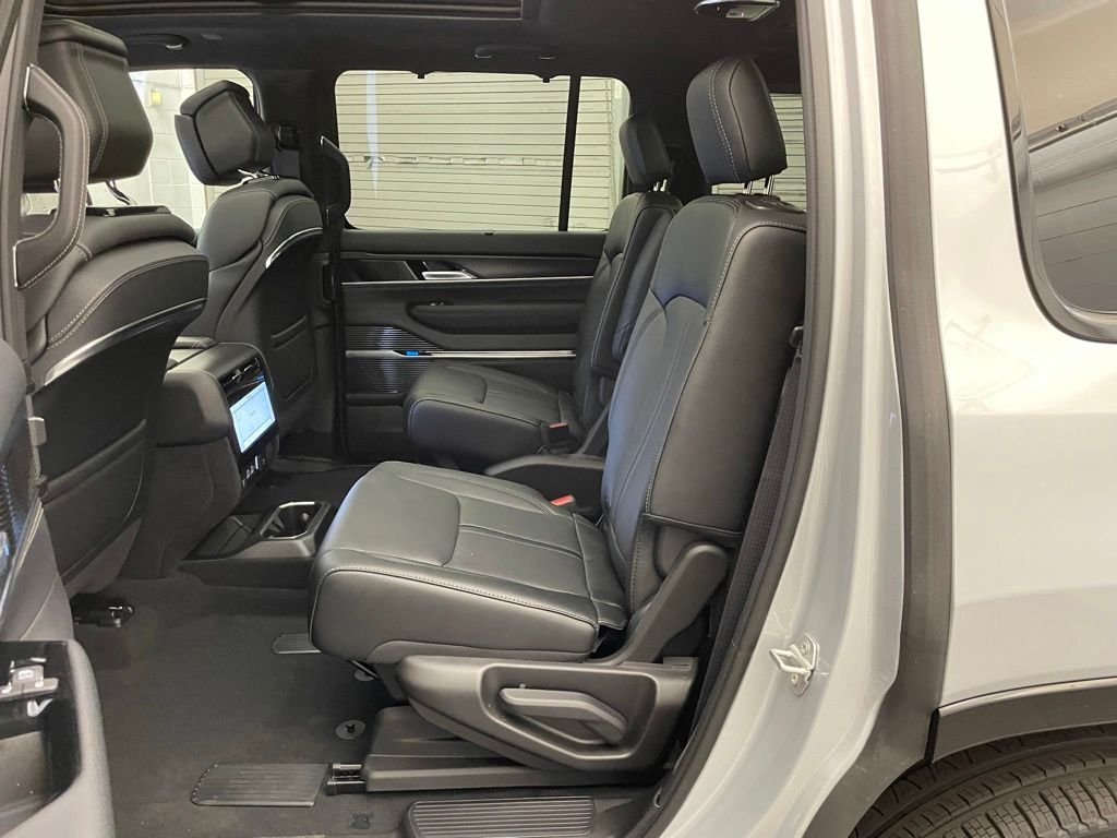 New 2026 Silver-Zynith Exterior Paint Jeep Summit Obsidian image 22