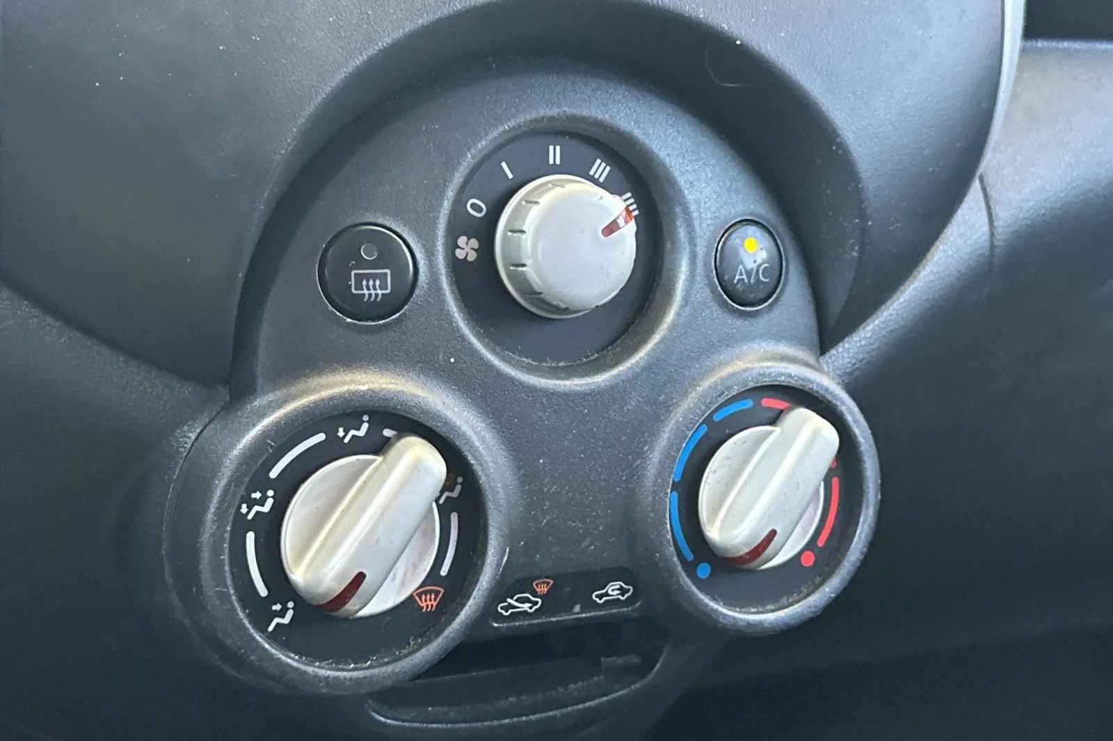 Used 2014 Magnetic Gray Nissan SV image 18