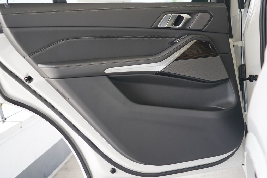 New 2027 Mineral White Metallic BMW xDrive40i image 31