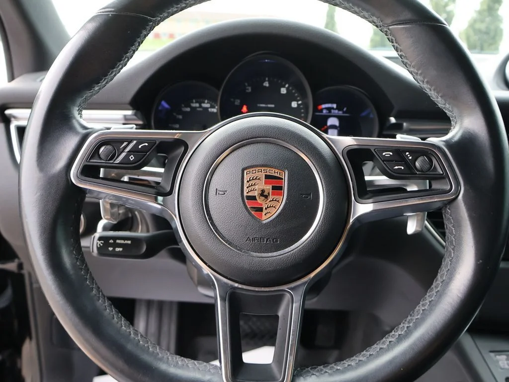 Used 2018  Porsche Base image 27