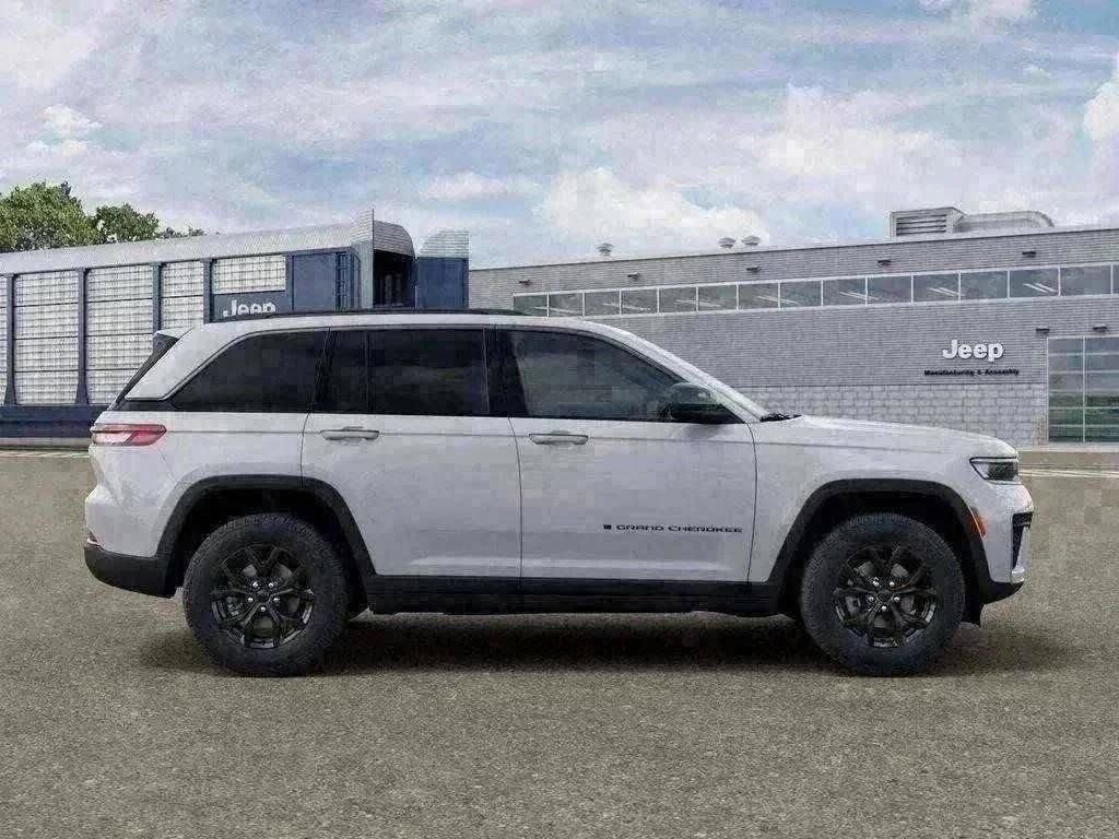 New 2026 Bright White Clear-Coat Exterior Paint Jeep Altitude image 45