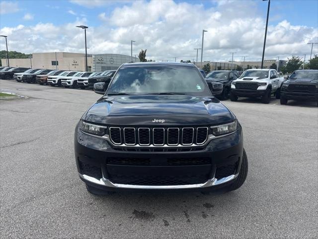 New 2026 Diamond Black Crystal Pearl-Coat Exterior Paint Jeep Laredo image 4