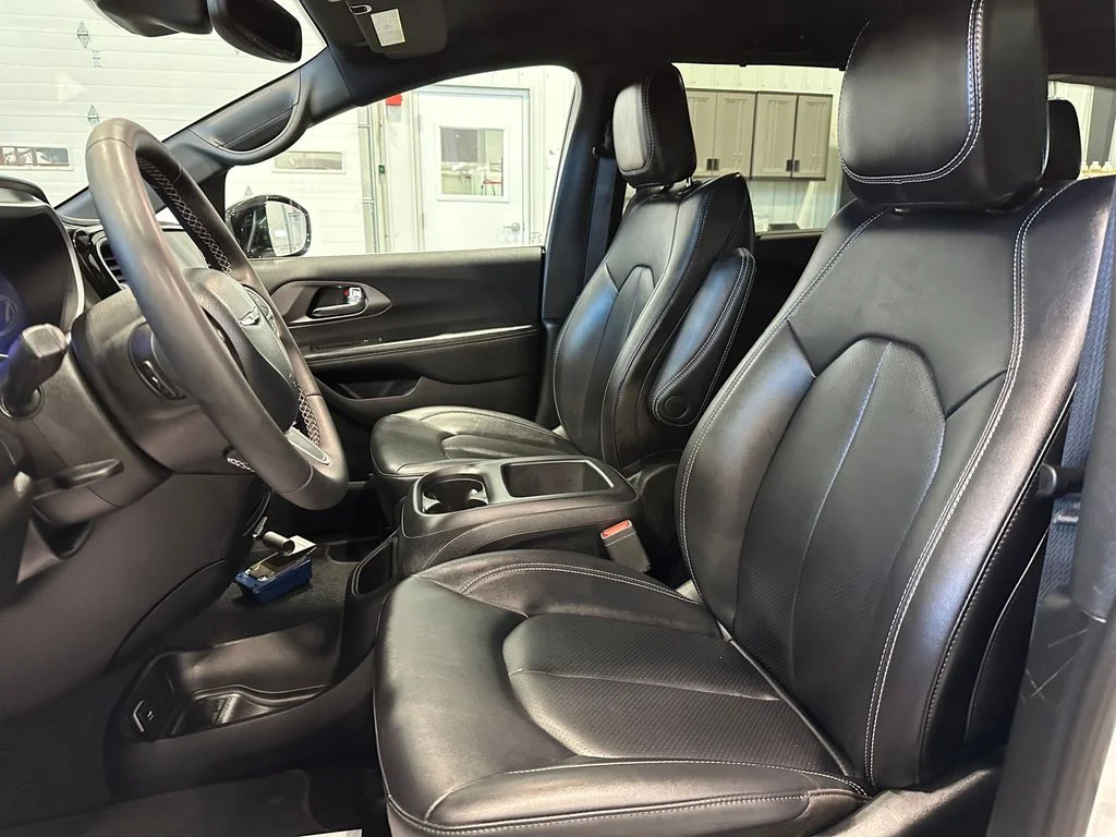 Used 2025 White Chrysler Select image 14