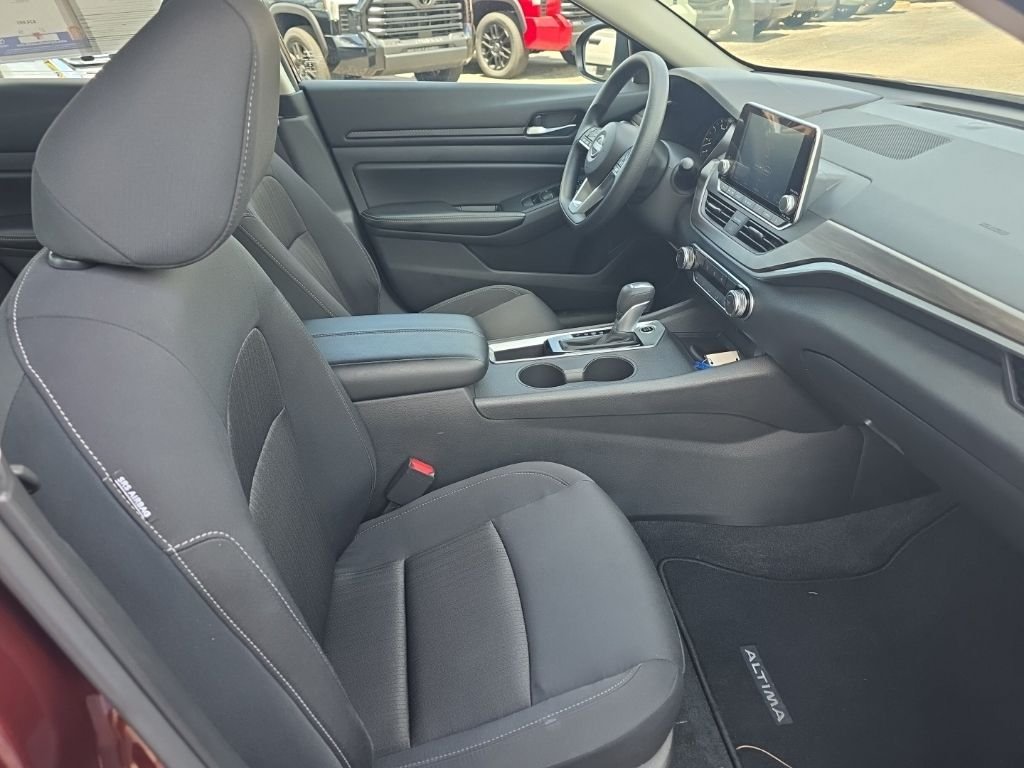 Used 2025  Nissan 2.5 SV image 9
