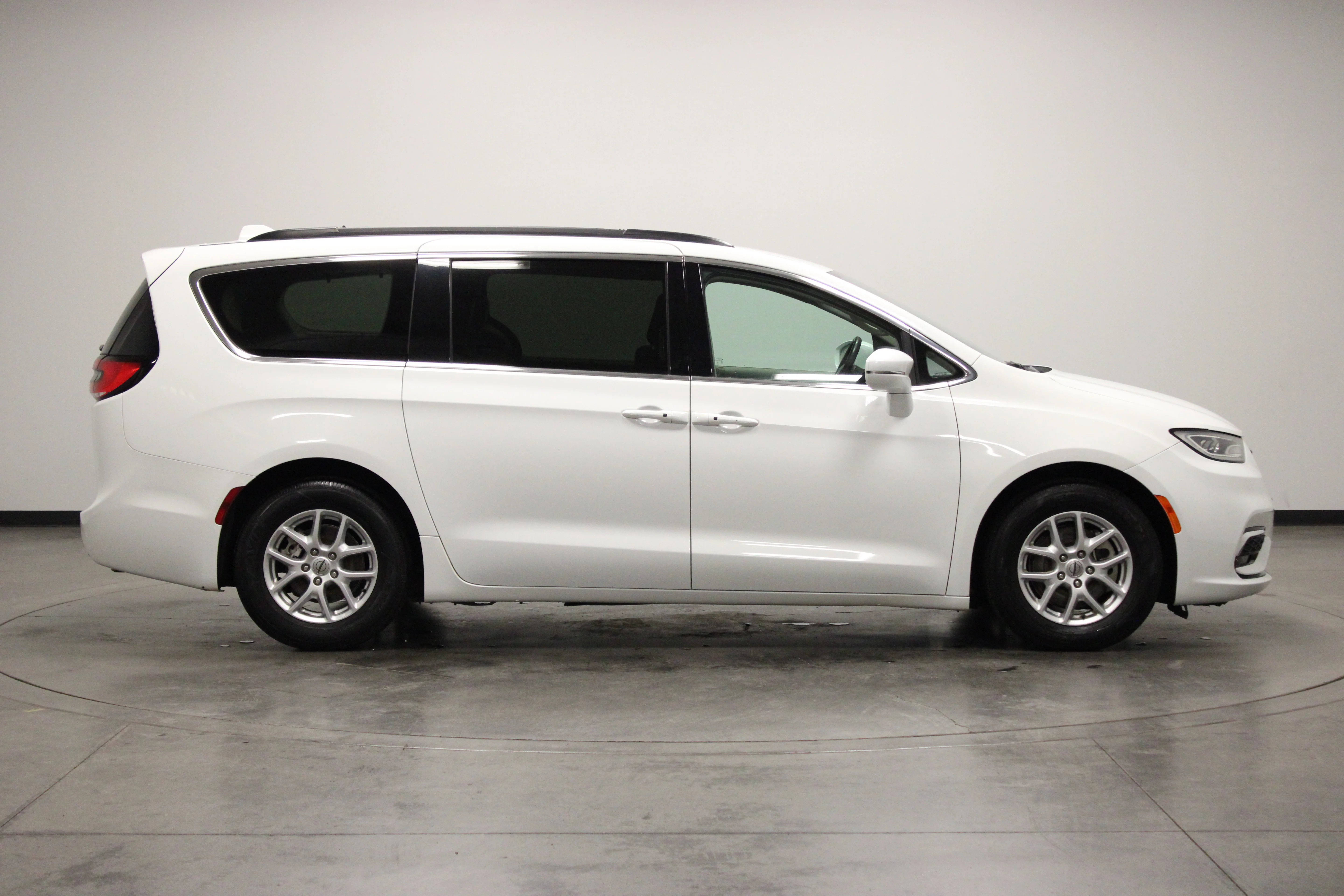 Used 2022 Bright White Clearcoat Chrysler Touring L image 9
