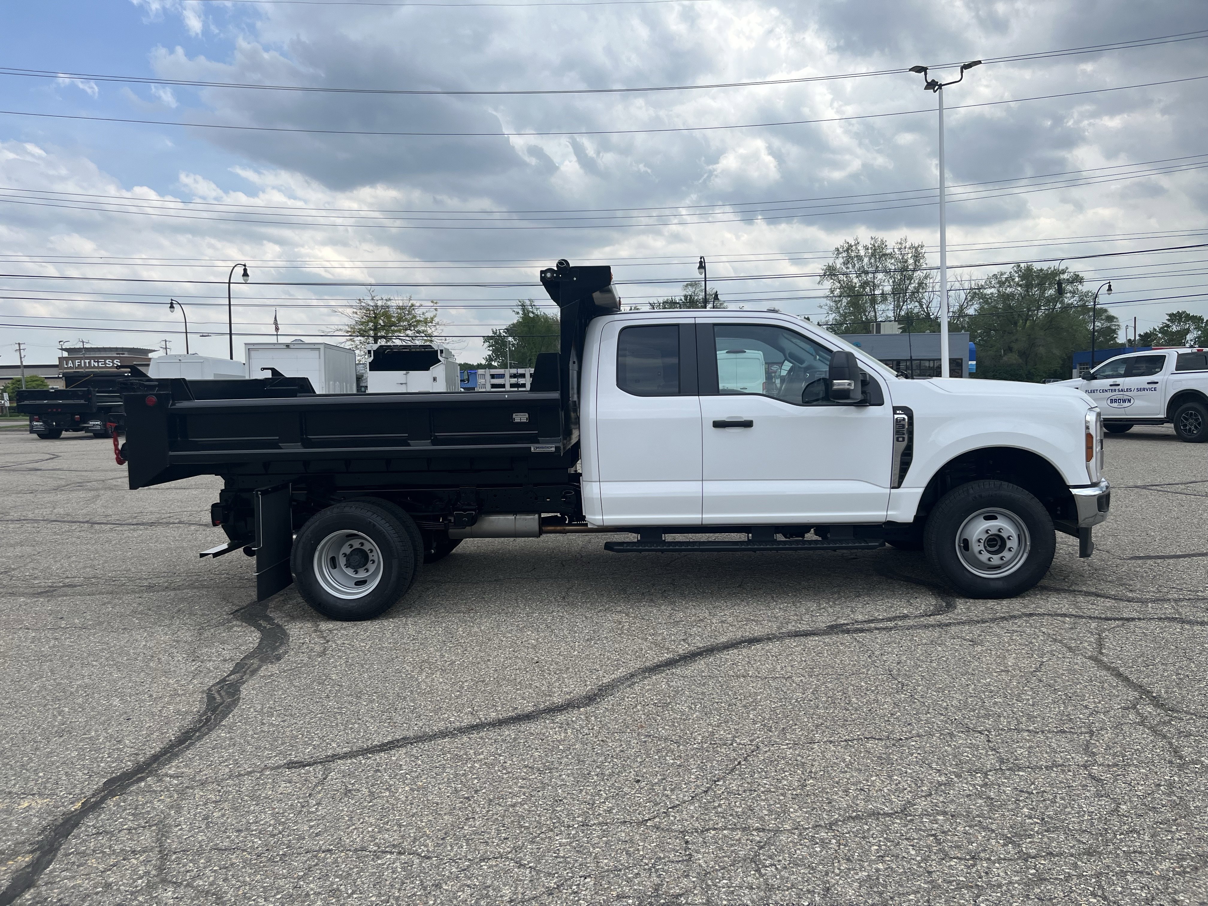 New 2026 Oxford White Ford XL image 5