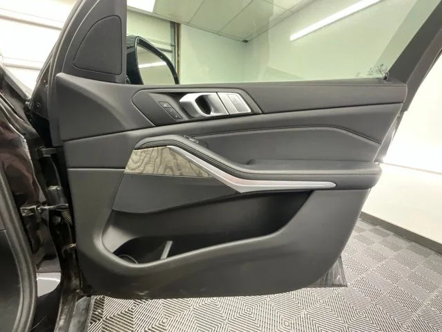 Used 2019 Black BMW xDrive40i image 15