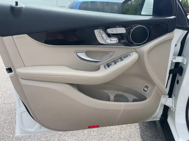 Used 2022 White Mercedes-Benz GLC 300 image 16