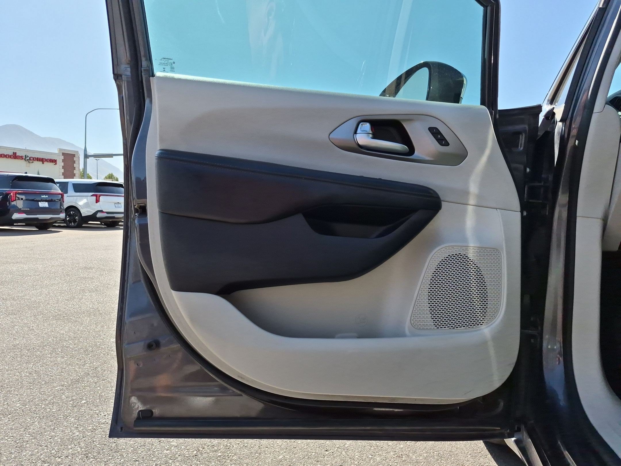Used 2019 Granite Crystal Metallic Clearcoat Chrysler Limited image 12