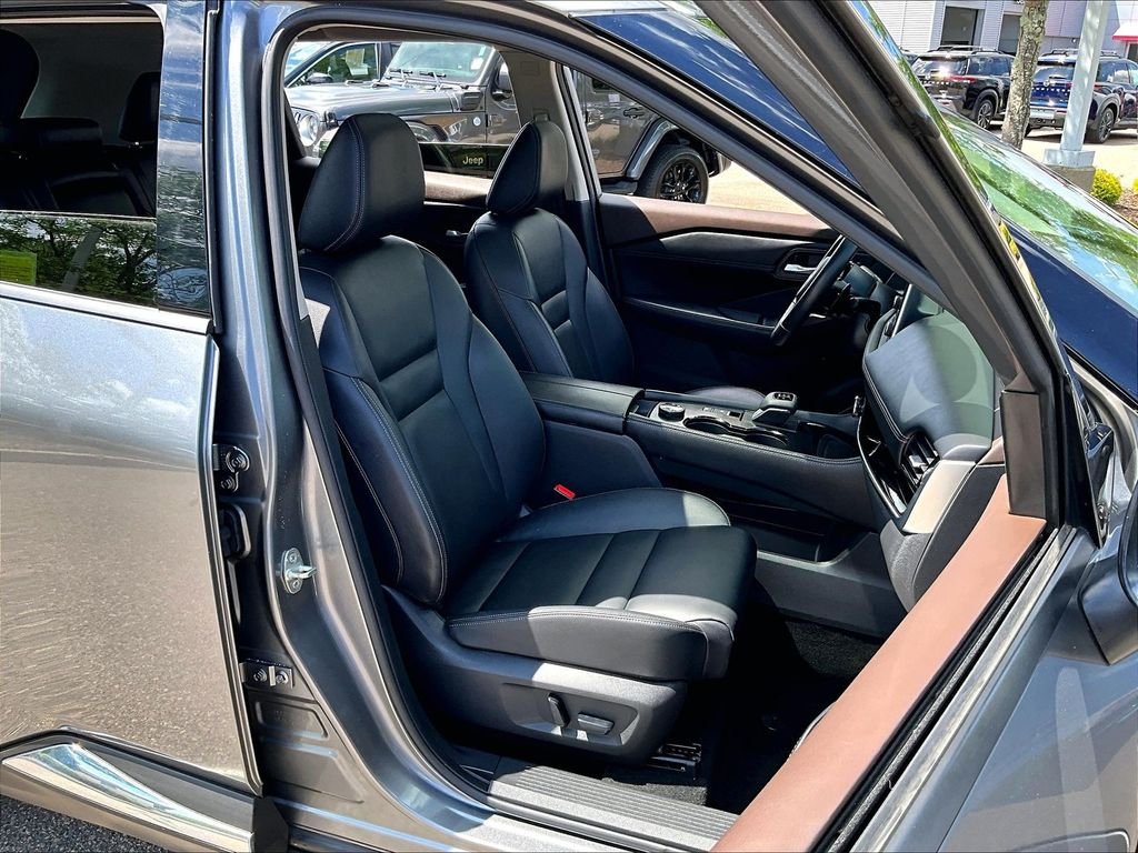 Used 2023 Gray Nissan SL image 11