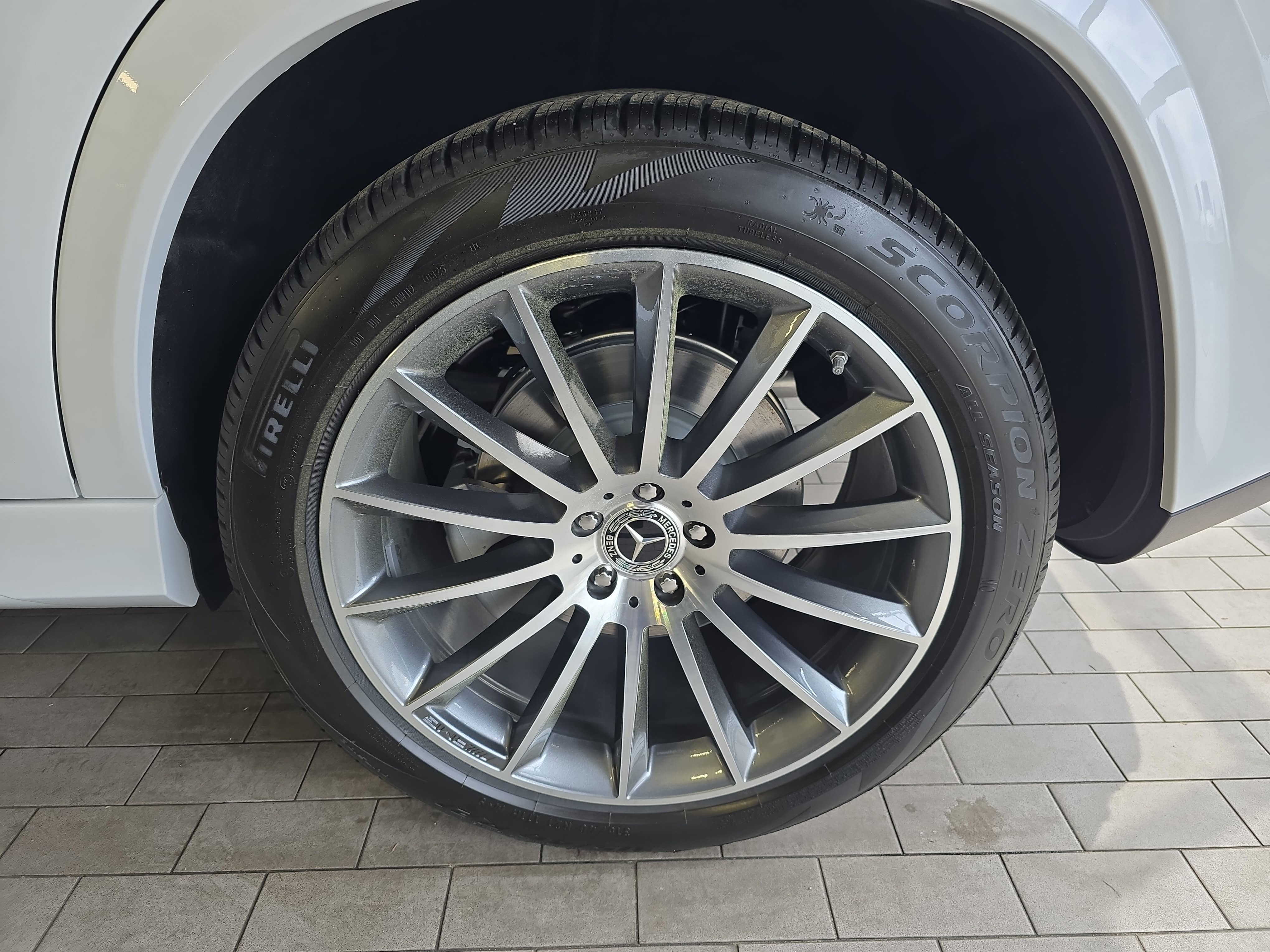 New 2026 MANUFAKTUR Moonlight White Metallic Mercedes-Benz GLE350 image 36