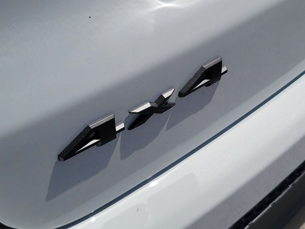 New 2026 Bright White Clearcoat Jeep Latitude image 6