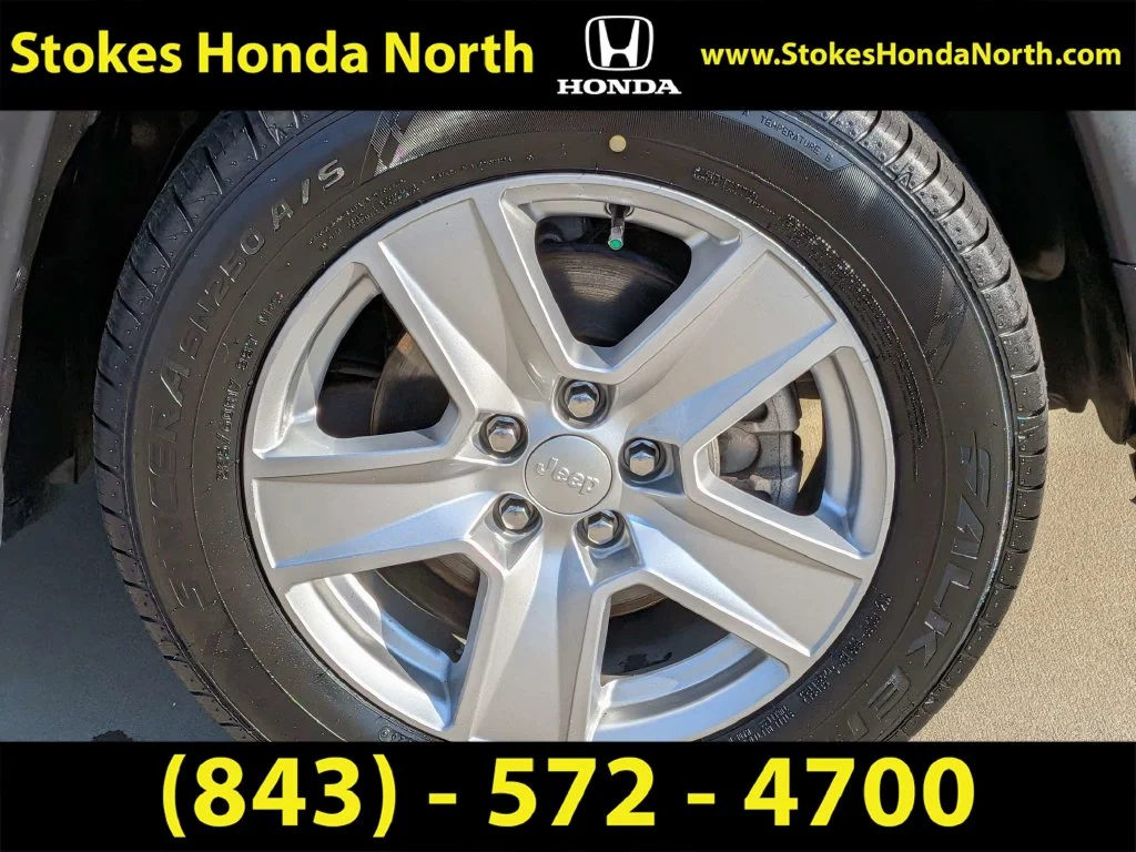 Used 2022 Black Jeep Latitude image 11