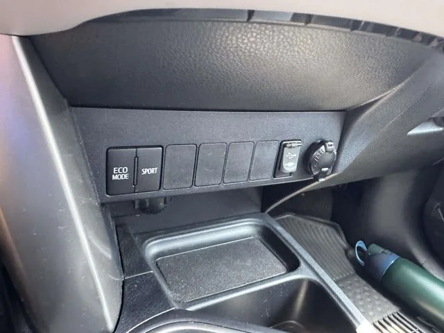 Used 2018 Silver Toyota XLE image 34