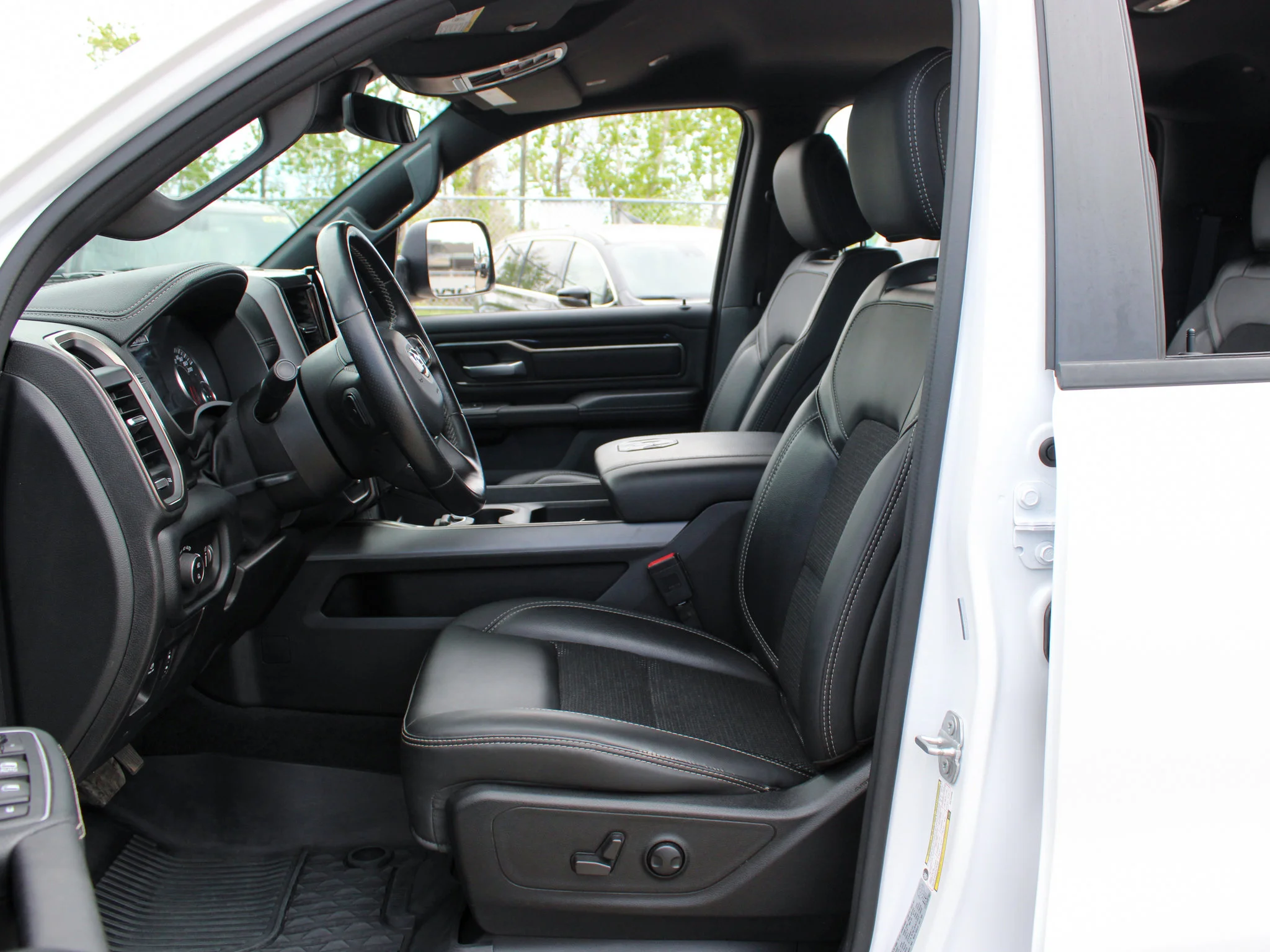 Certified Used 2022 White RAM Sport * No Accidents | HEMI V8 | Remote Start | Trailer Tow Group | Apple CarPlay | Bed Utility image 3