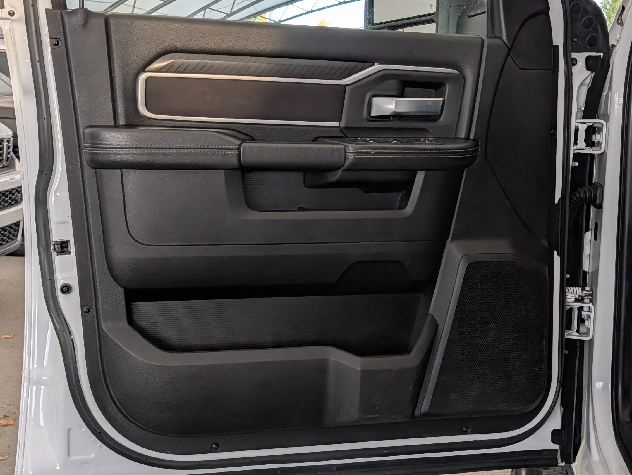 Used 2025 White RAM Big Horn - Level I - 6.4L HEMI - Apple CarPla - Big Horn 4x4 Crew Cab 64 Box image 12