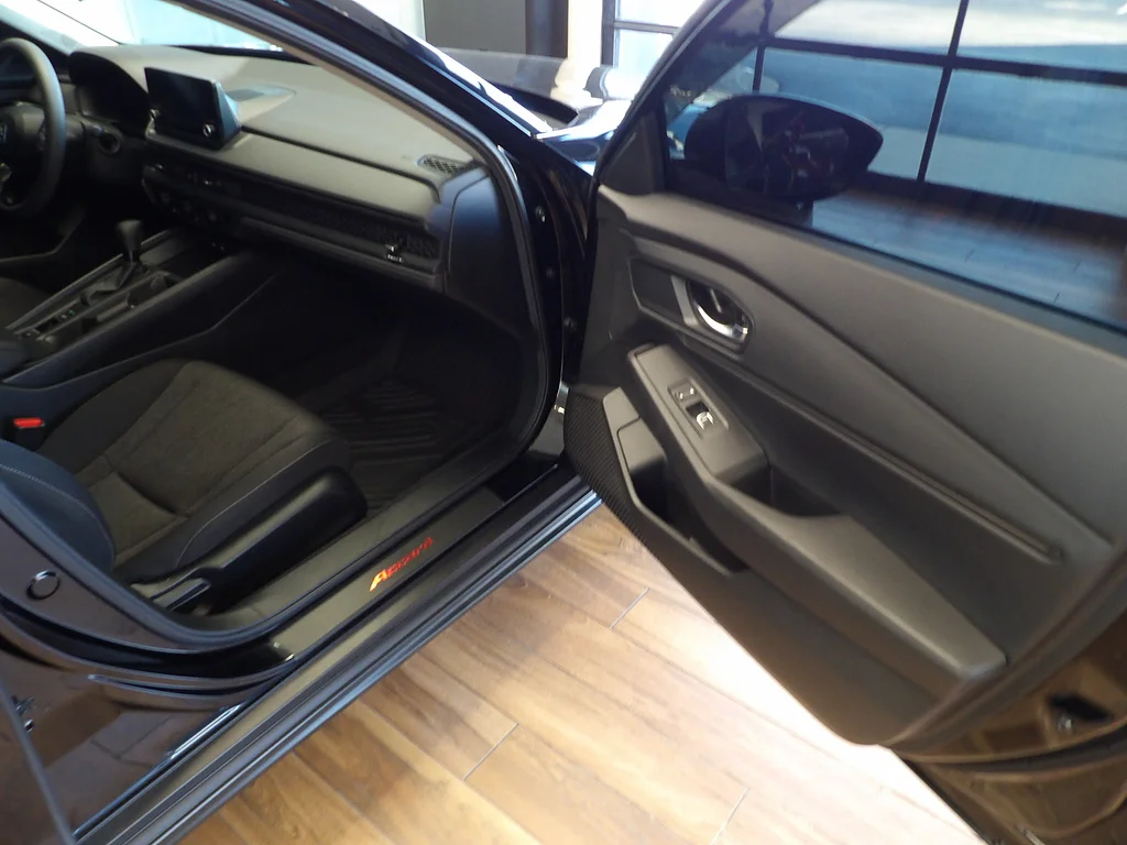 Used 2025 Crystal Black Pearl Honda SE image 12