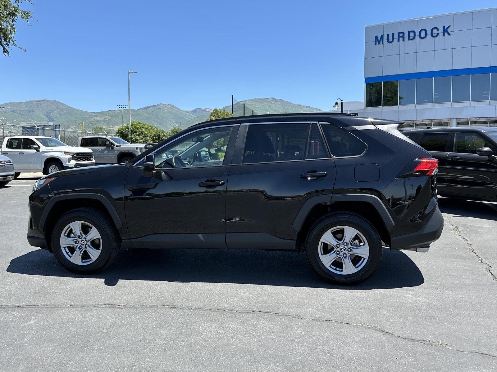 2025 Toyota RAV4 XLE - Photo 13