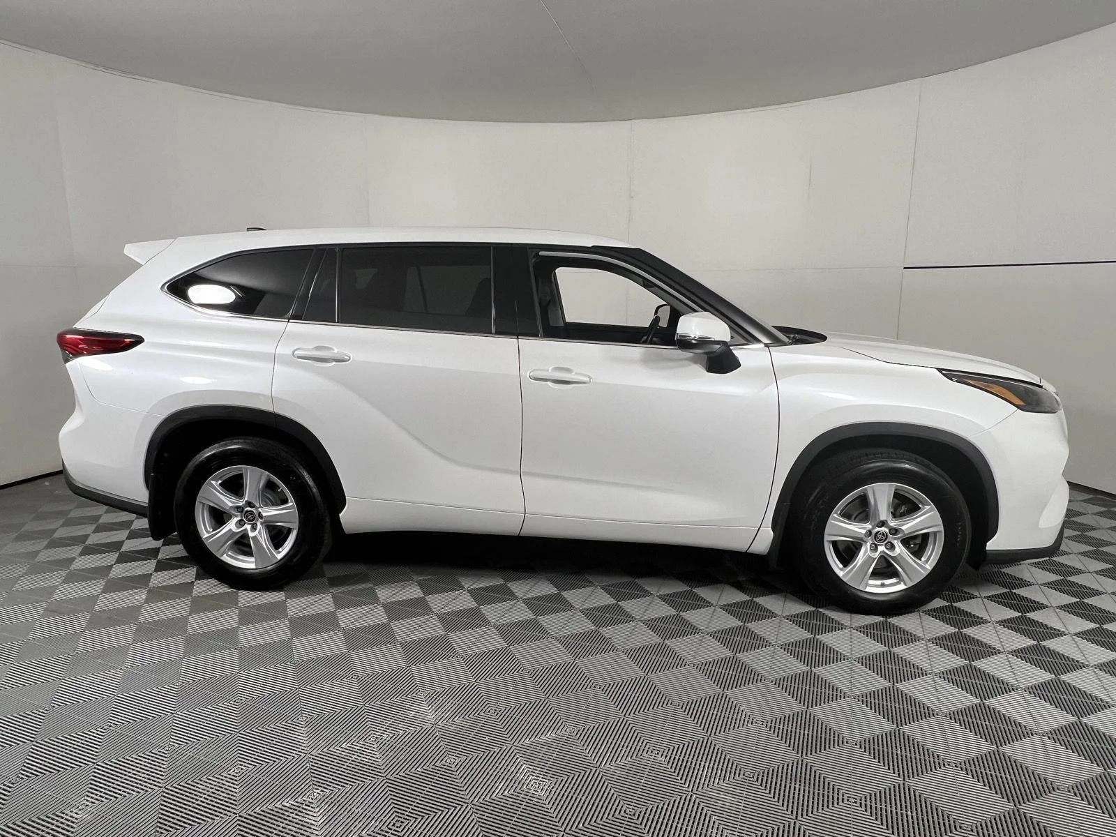 Used 2022 Wind Chill Pearl Toyota LE image 11