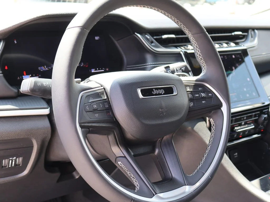 Used 2024 White Jeep Altitude image 24