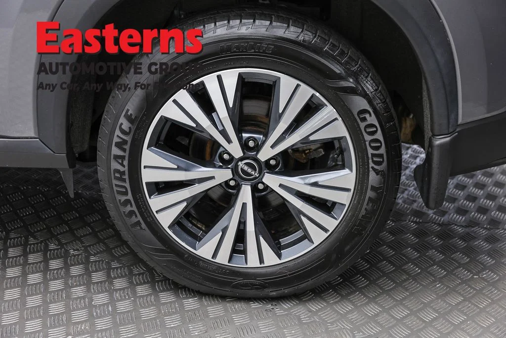 Used 2023 Gray Nissan SV image 8