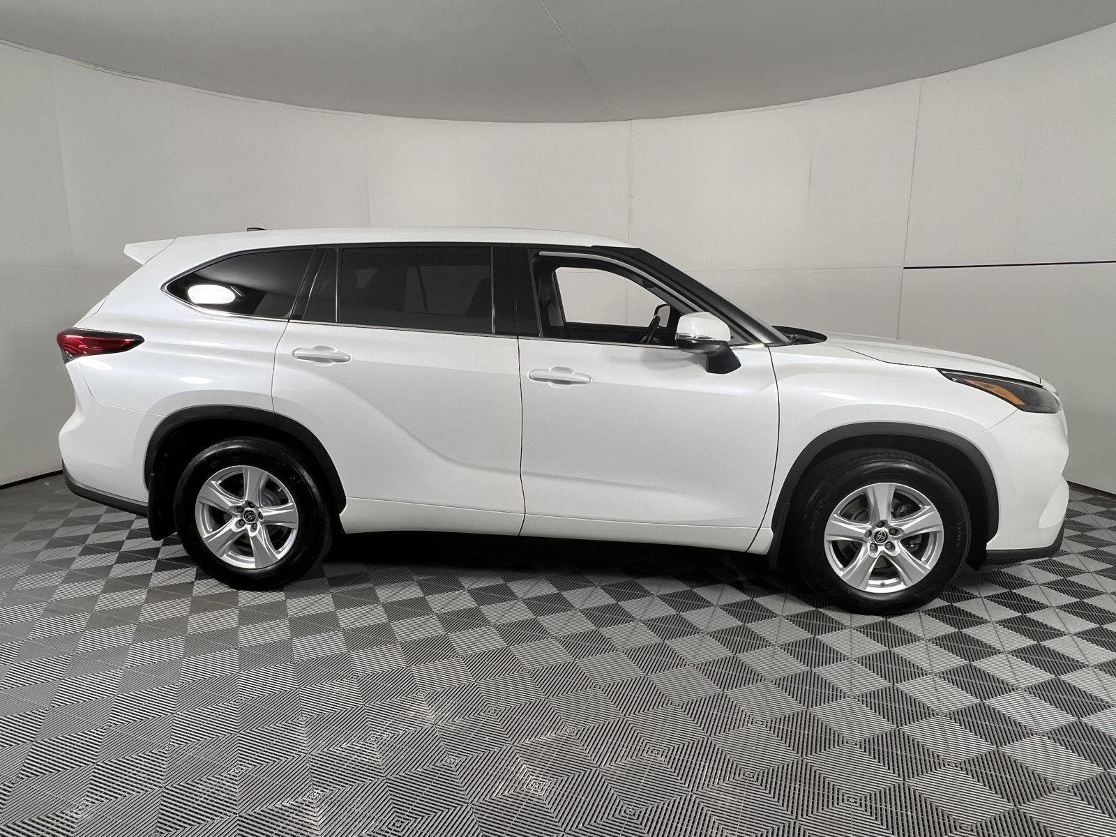 Used 2022 Wind Chill Pearl Toyota LE image 11