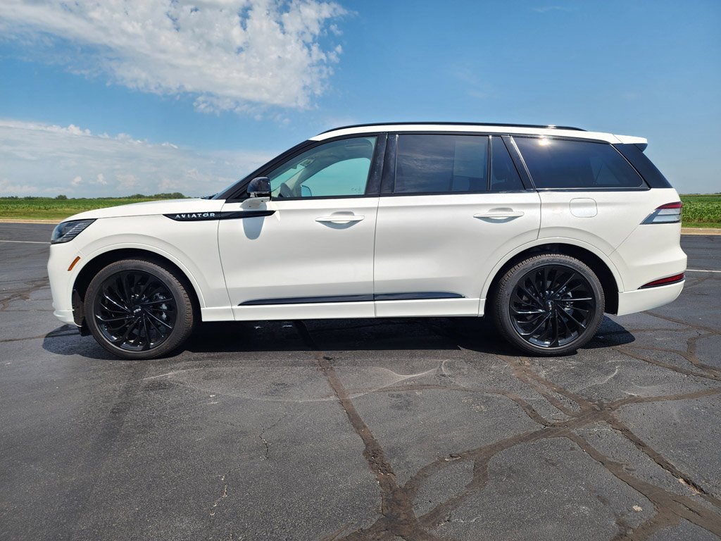 Used 2026 Pristine White Metallic Tri-Coat Lincoln Reserve image 8