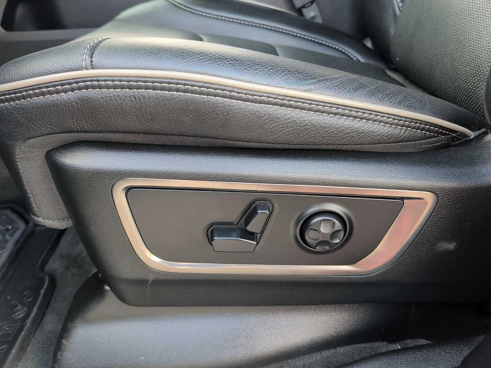 Used 2020 Billet Silver Metallic Clearcoat Ram Limited image 19