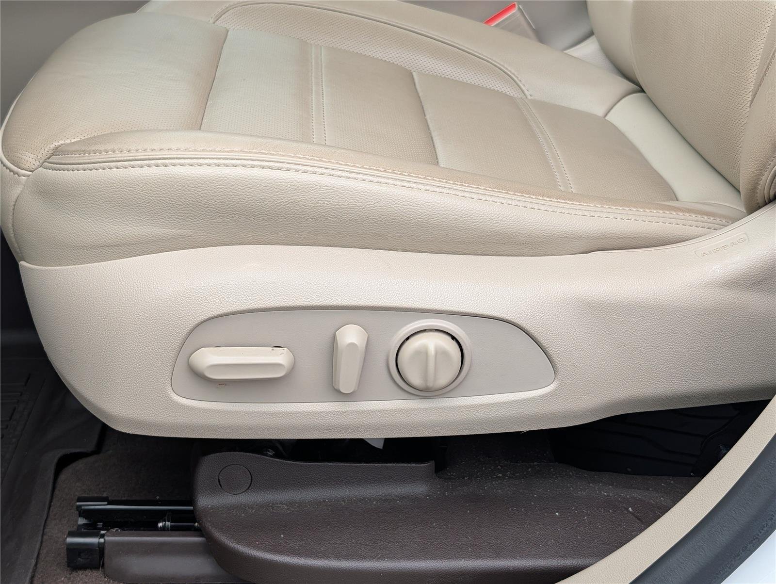 Used 2018 White Frost Tricoat GMC Denali image 12