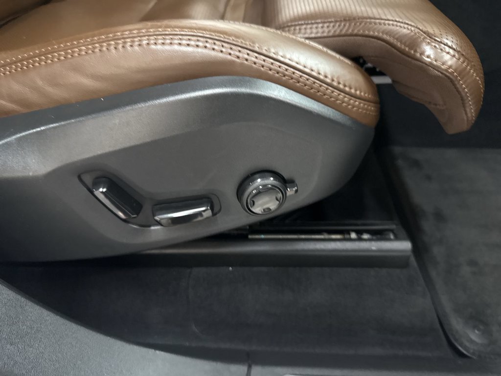 Used 2019 Crystal White Pearl Volvo T8 Inscription image 19