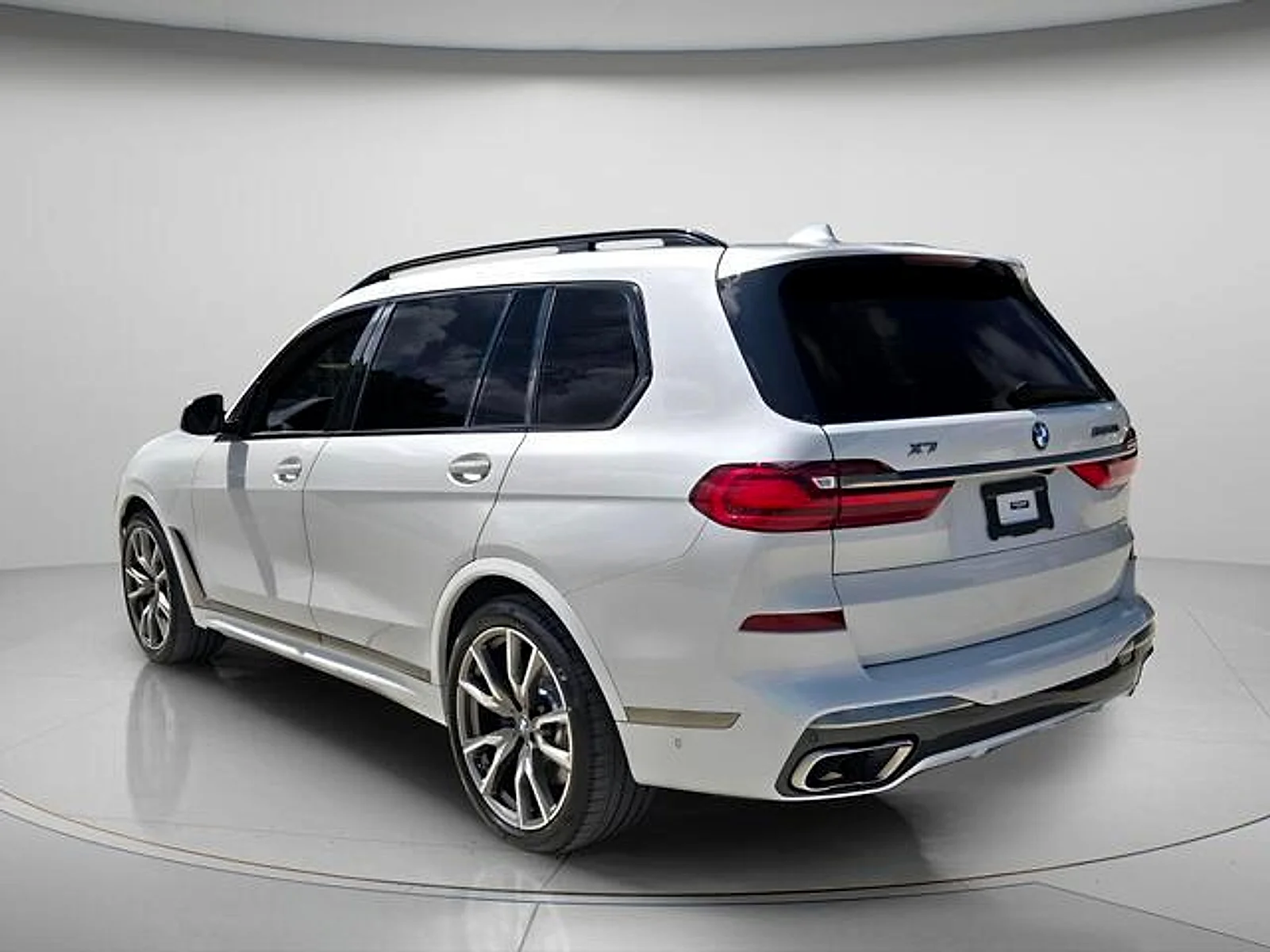 Used 2022 Mineral White Metallic BMW M50i image 4