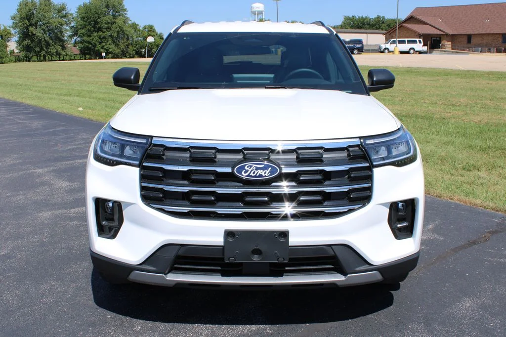 New 2027 White Ford 4DR 4WD ACTIVE image 2