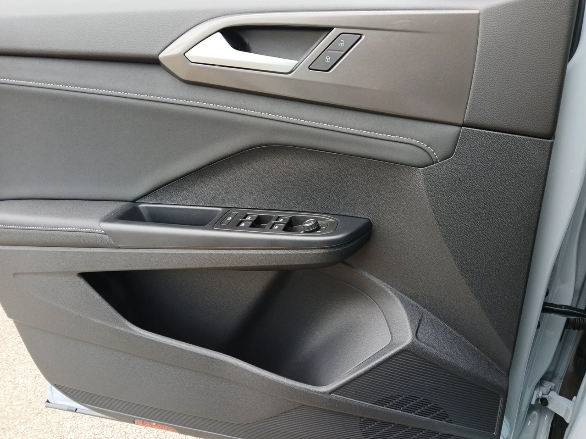 New 2026 Monument Gray W/Deep Black Roof Volkswagen 1.5T SE Black image 17