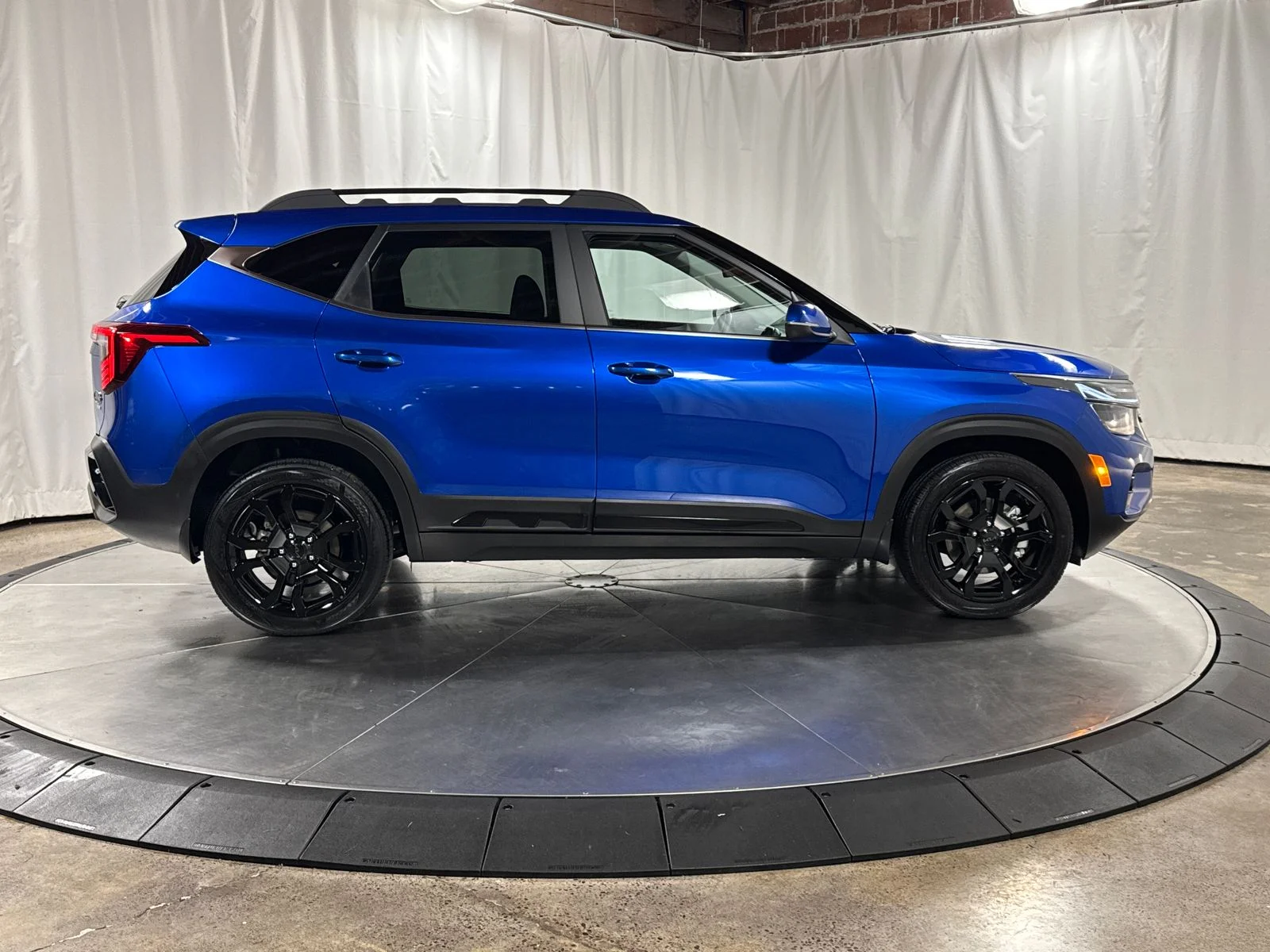 Certified Used 2025 Neptune Blue Kia X-Line image 9
