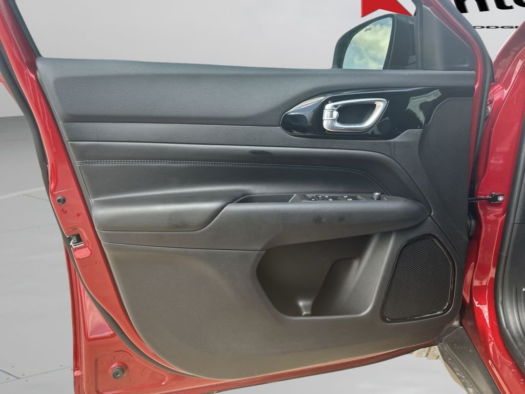 New 2026 Red Hot Pearl-Coat Exterior Paint Jeep Latitude image 20