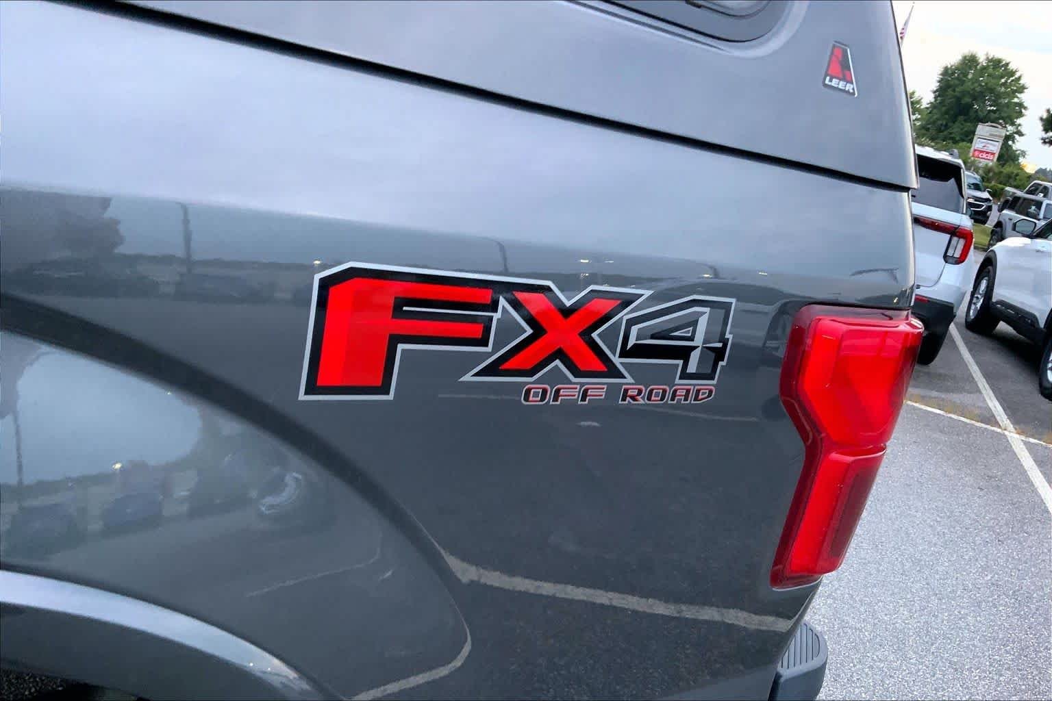 Used 2018 Magnetic Metallic Ford LARIAT image 30