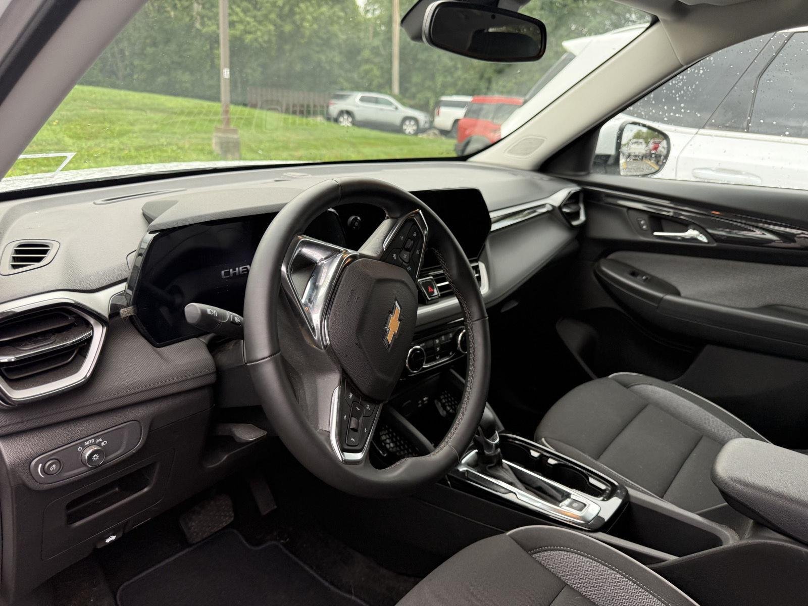 Used 2025 Summit White Chevrolet LT image 13