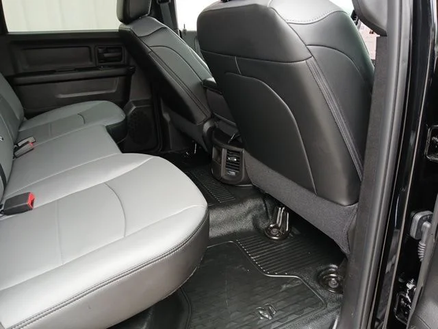 New 2026 Diamond Black Crystal Pearl-Coat Exterior Paint RAM Tradesman image 20