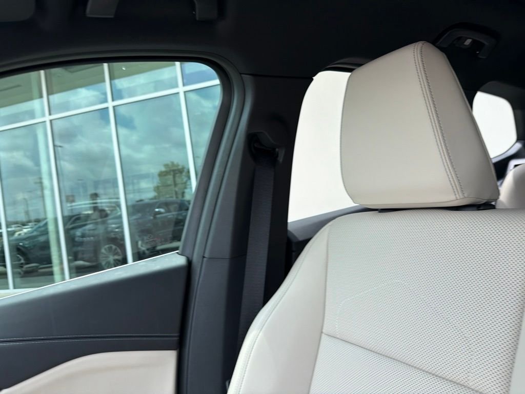 Used 2025 White BMW xDrive28i image 24