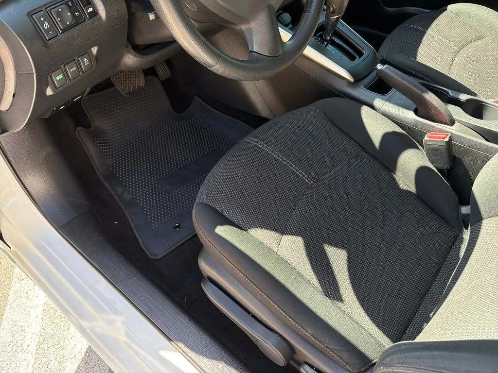 Used 2018 White Nissan S image 20