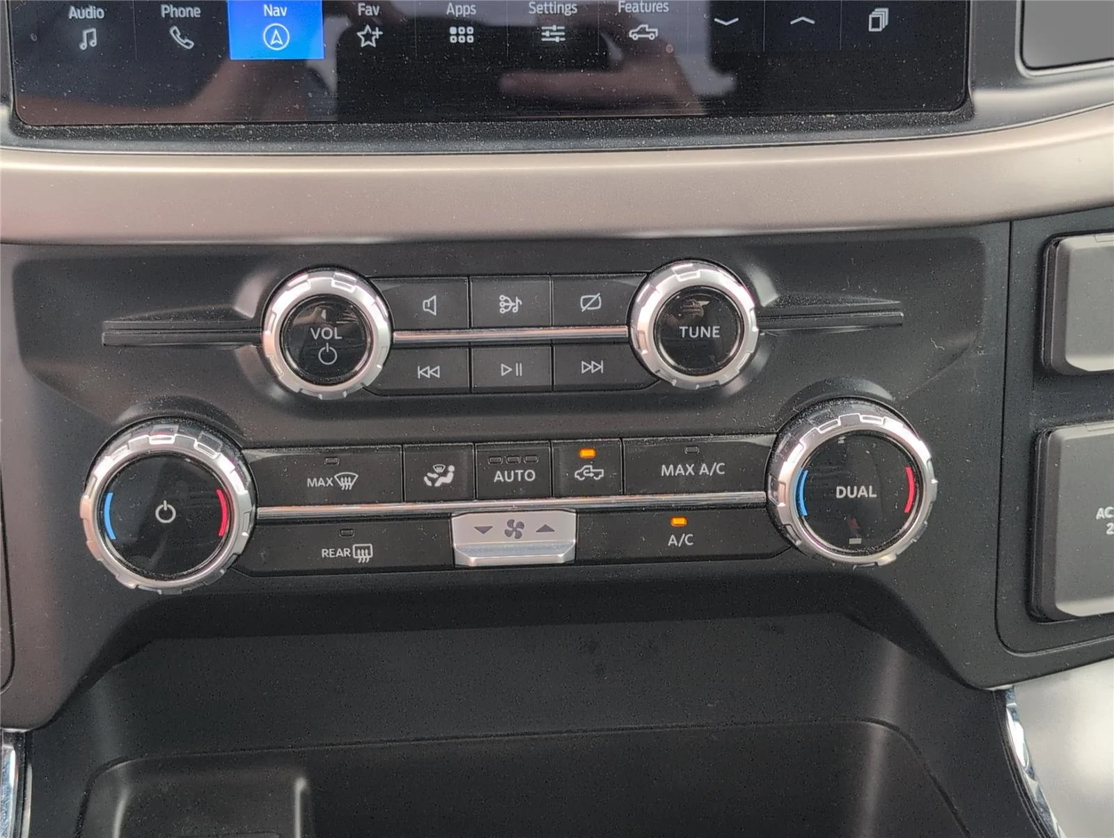 Used 2024 Iconic Silver Ford XLT image 18
