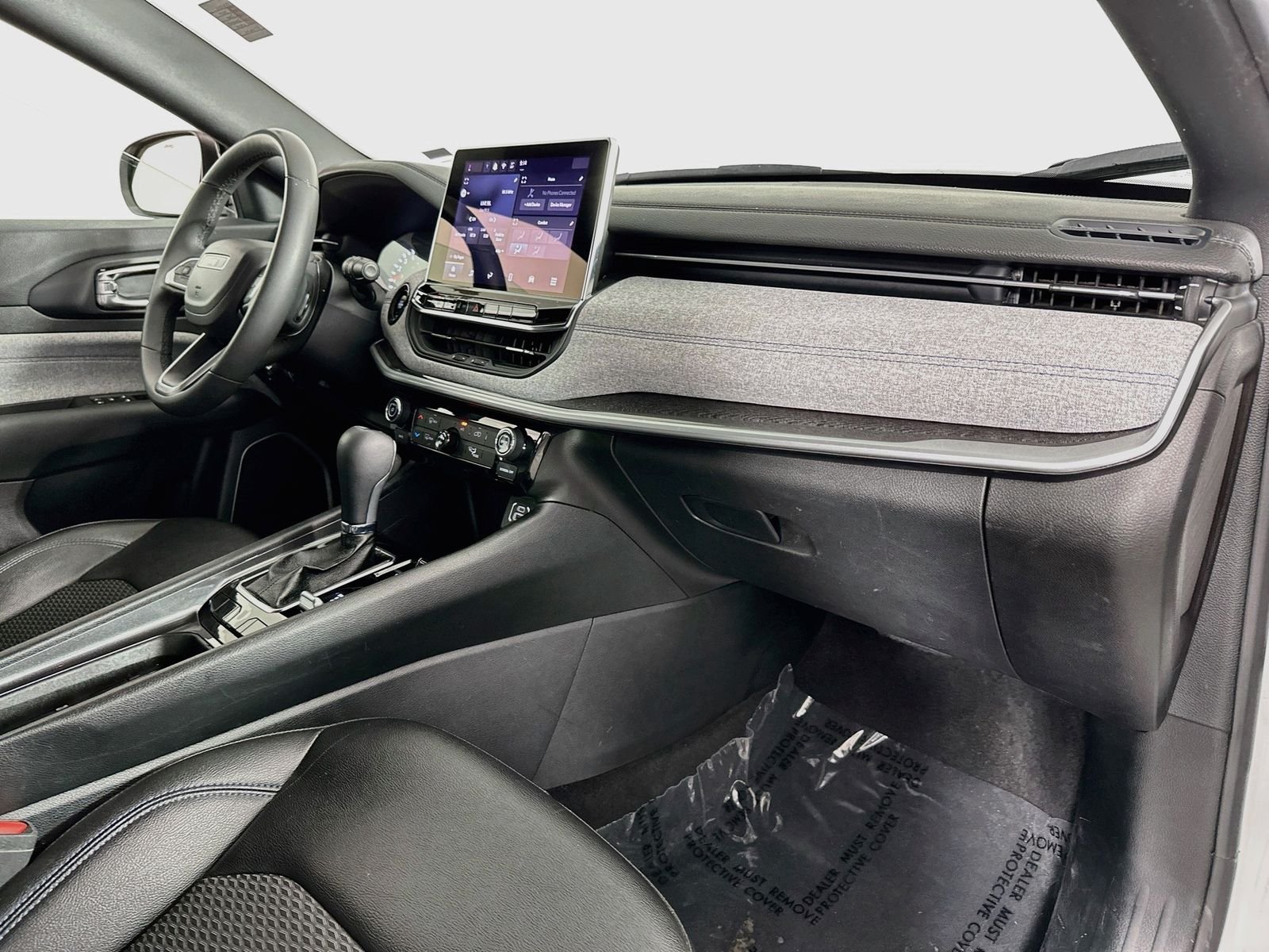 Used 2024 Bright White Clearcoat Jeep Latitude image 28