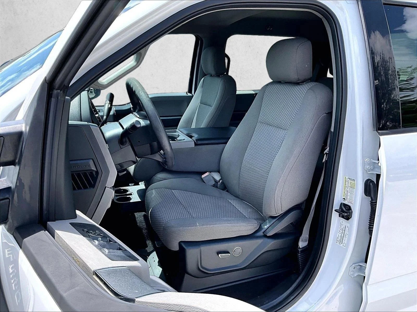 Used 2017 Oxford White Ford XLT image 27